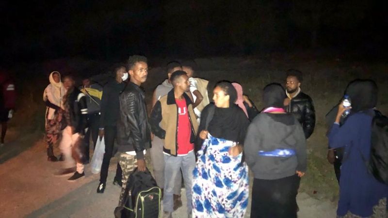 İzmir'de 25 düzensiz göçmen yakalandı