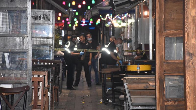 İzmir'de kalabalığı dağıtmak için havaya ateş açtı