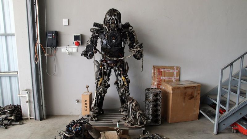 Düzce'de hurda otomobil parçalarından heykel yapıyor