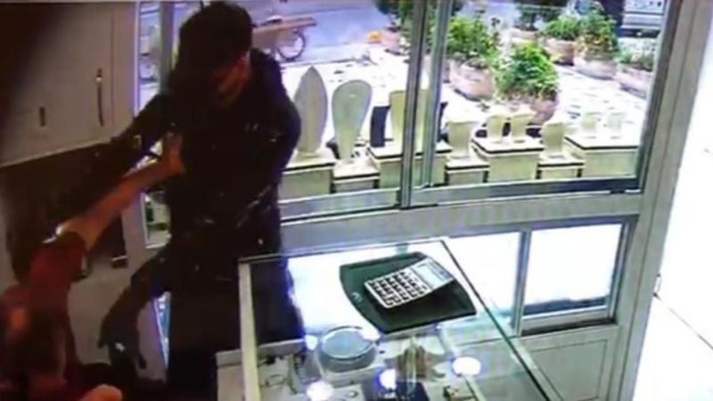 Kadıköy'de kuyumcu soygunu kameraya yansıdı