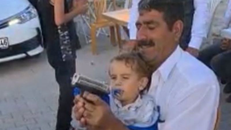 Aksaray'da torununun eline silah verip ateş ettirdi