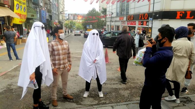 Karabük'te 'Hayalet' kıyafeti ile koronavirüse karşı uyardılar