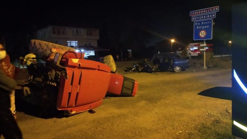 Bartın'da otomobil traktörle çarpıştı