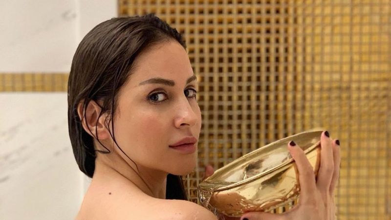 Aynur Aydın hamamda poz verdi