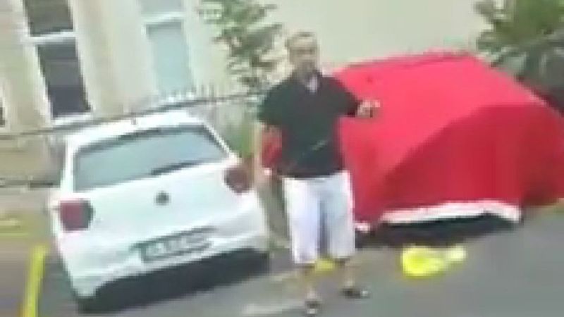 İstanbul'da Türk bayrağını branda gibi kullanan şahıs gözaltına alındı