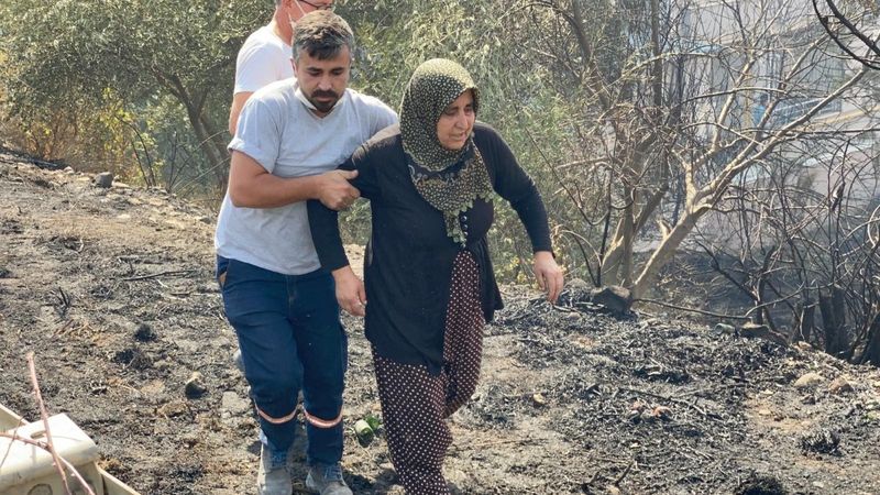 Hatay'da alevlerin evine yaklaştığını gören kadın
