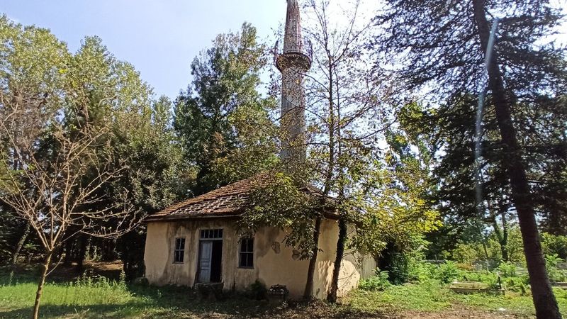 Düzce'de 300 yıllık cami bakımsızlığın kurbanı oldu