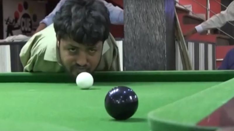 Kolları olmayan Pakistanlı, çenesiyle bilardo oynuyor
