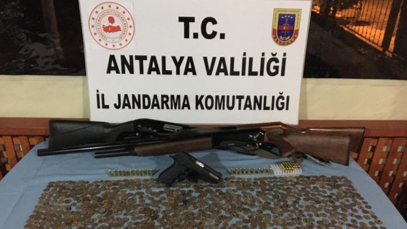 Antalya’da eve yapılan baskında 1083 sikke ele geçirildi