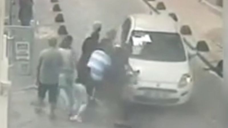 İstanbul'da vatandaşların üzerine araç süren yankesiciler kamerada