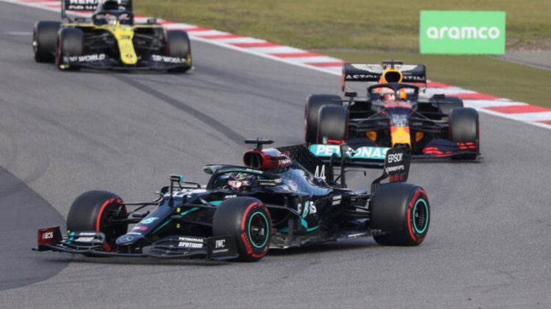 Lewis Hamilton, Schumacher'in rekorunu egale etti