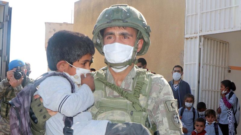 Resulayn’da öğrenciler okullarına zırhlı araçlarla gidiyor