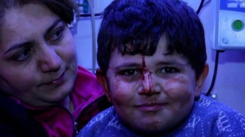 Gence'de enkazdan çıkarılan çocuklar