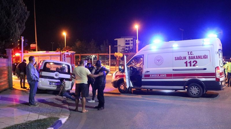 Manisa'da pikap ile hafif ticari araç çarpıştı: 7 yaralı
