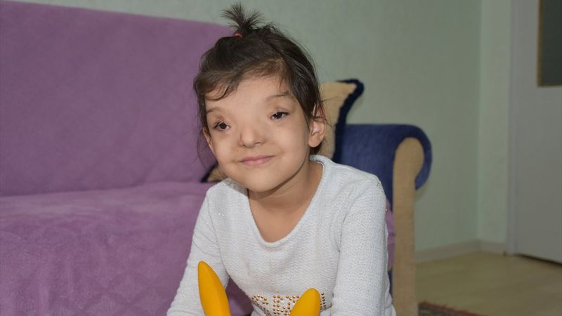 Malatya'da minik Ayşenur, gözlerindeki rahatsızlık için yardım bekliyor