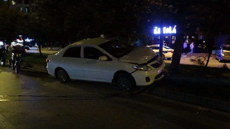 Uşak'ta alkollü sürücü direği devirdi