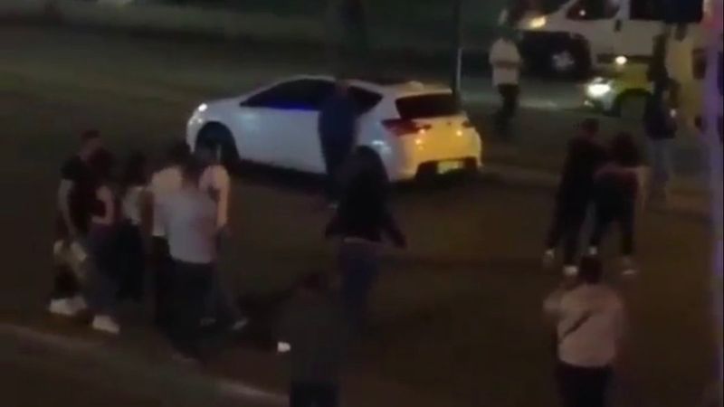 Bursa'da kızların, cadde ortasında mesaj kavgası