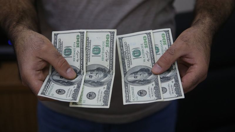 Adana'da döviz bürosu çalışanı, 400 doların sahibini bekliyor