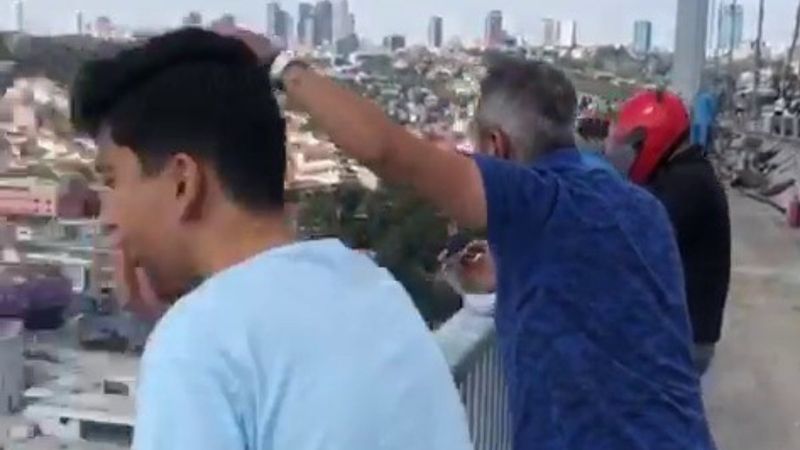 Taksiyi durdurup köprüden atlayarak, intihar etti