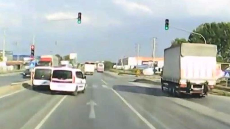 Sakarya'da 112 ekibi, kazadan son anda kurtuldu