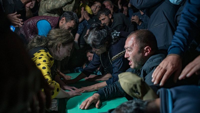 Azerbaycan'da sivil cenazeler, Ermeni saldırısı ihtimaline karşı akşam defnedildi