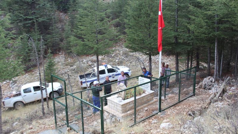 Karaman'da şehit pilotun saç tutamıyla yapılan kabri korumaya alındı