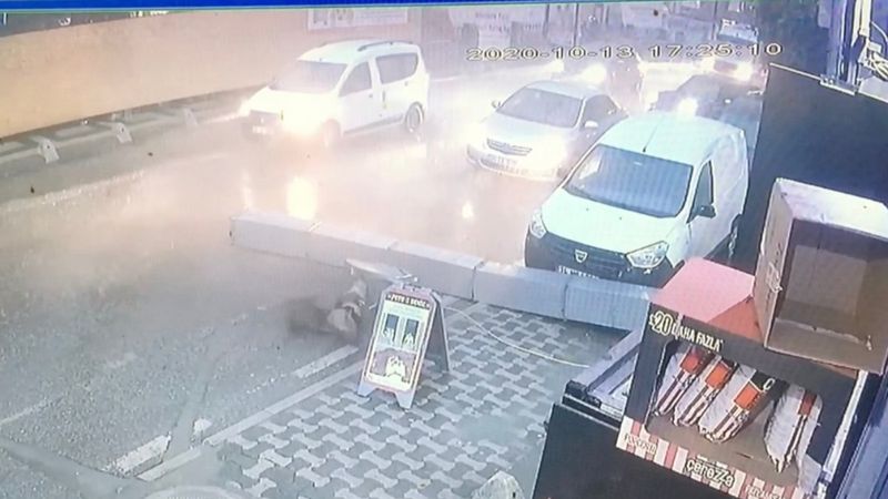 Ümraniye'de genç doktor, düşen bacanın altında kalmaktan son anda kurtuldu