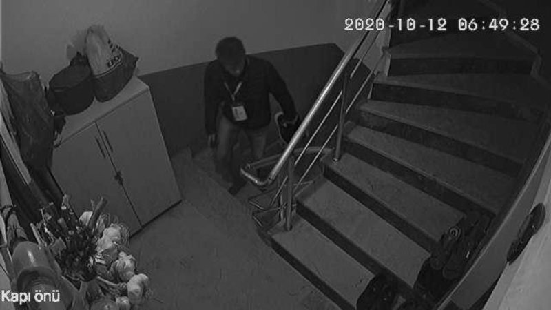 Esenyurt'ta kapı önlerinden topladığı ayakkabıları ateşe verdi