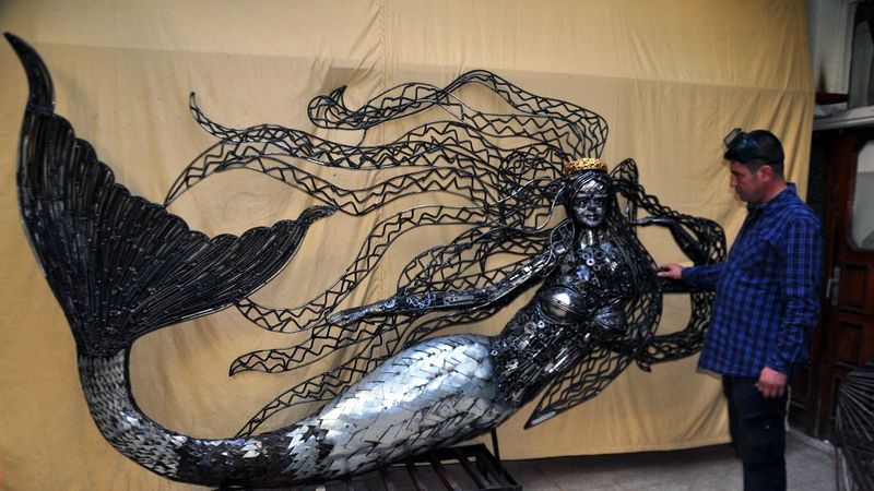 Hatay'da araç hurdaları ile 35 ton ağırlığında heykeller yaptı