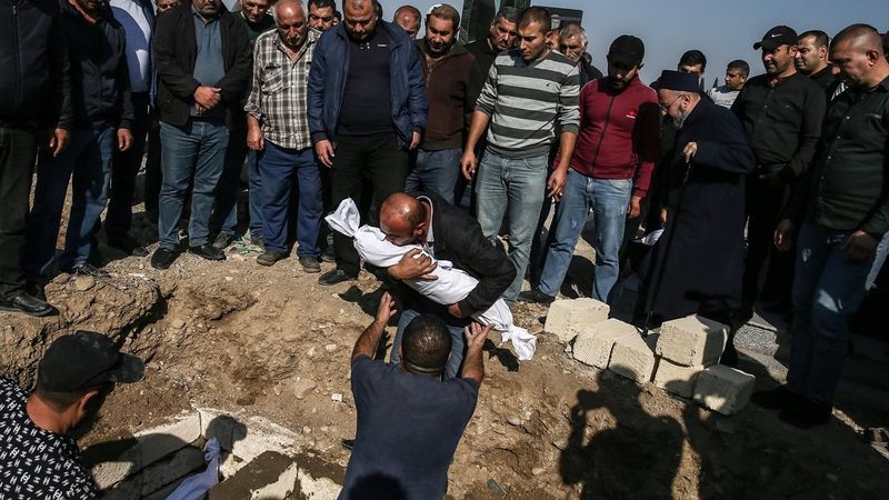 Azerbaycan sivil kayıplarını toprağa verdi