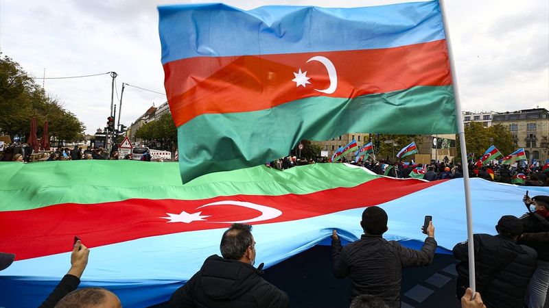 Berlin’de Azerbaycan’a destek gösterisi