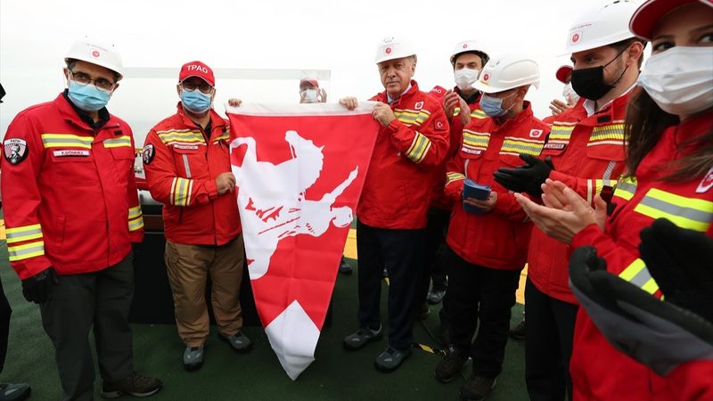 Cumhurbaşkanı Erdoğan'a sancak hediye edildi