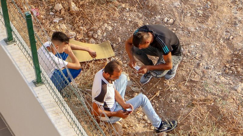 Antalya'da boş araziyi mesken tutan uyuşturucu bağımlıları