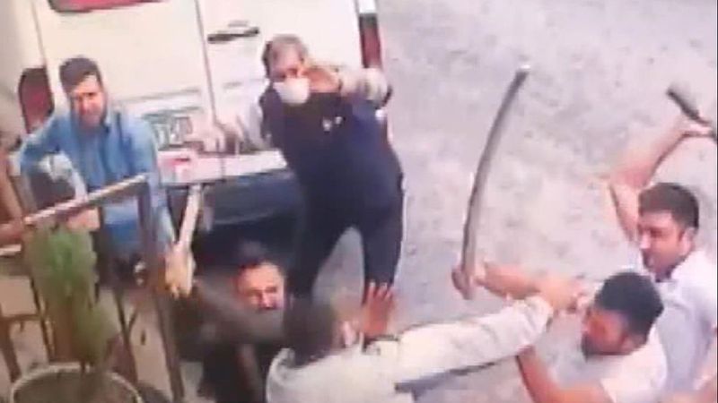 Avcılar'da komşular arasında baltalı kavga çıktı