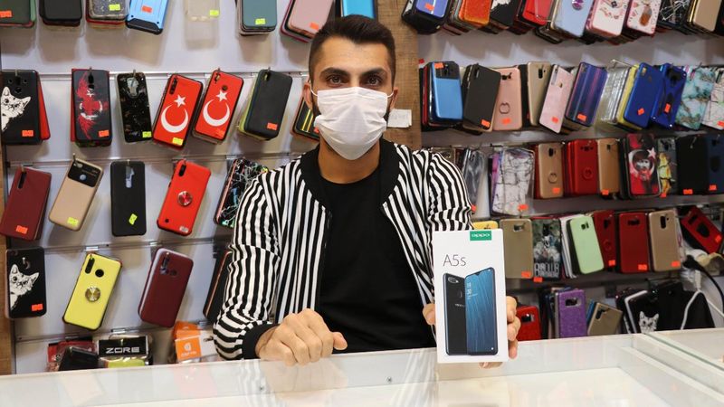 Çaldığı telefonu 200 metre ilerideki başka bir dükkana satmış