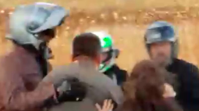 Antalya'da motosikletli grubun aile babasına darp anı kamerada