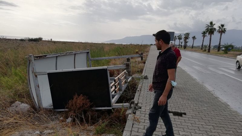 Antalya'da kuvvetli rüzgarın devirdiği otobüs durağı ölüme sebep oldu
