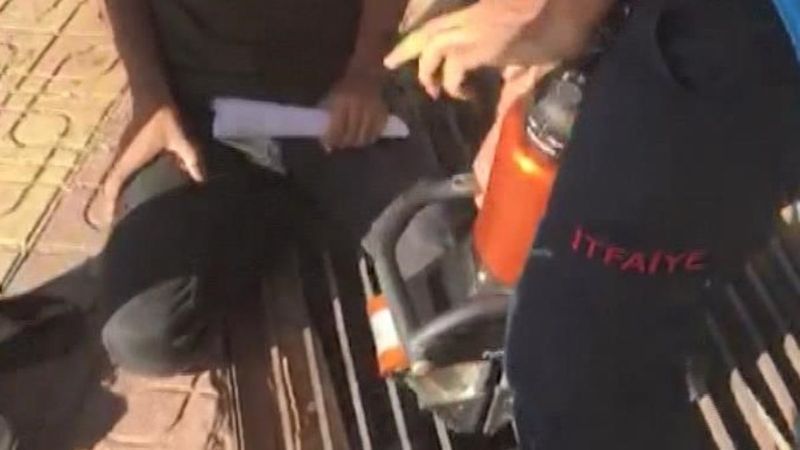 Şanlıurfa'da yürürken ayağı mazgala sıkıştı, itfaiye mazgalı kesti