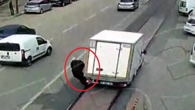 Bursa'da yaşlı adamın trafik kazasında hayatını kaybettiği anlar kamerada