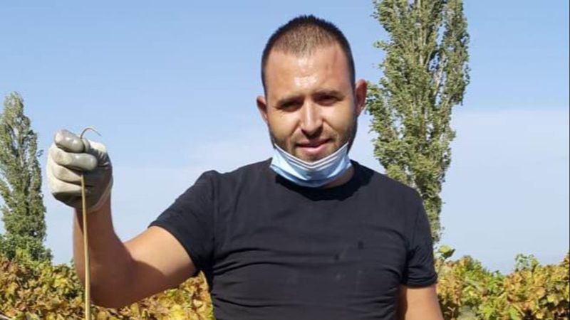 Manisa'da evinden çıkan 1,5 metrelik yılanı kürekle öldürdü