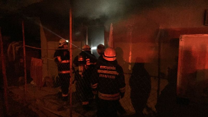 Eskişehir'de hayatında renk istediğini söyleyip evini yaktı