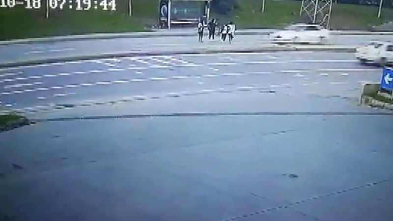 Arnavutköy'de otomobilin genç kızlara çarptığı anlar