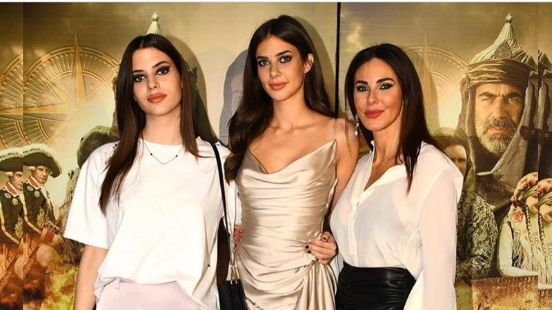 Defne Samyeli, kızlarıyla galaya gitti