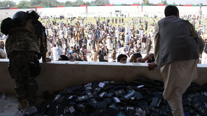 Afganistan'da vize için toplanan kalabalıkta izdiham: 11 kadın öldü