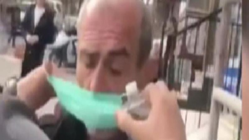 Bağcılar'da yaşlı adama zorla maske takıp kafasına kolonya döken şahsa dava açıldı