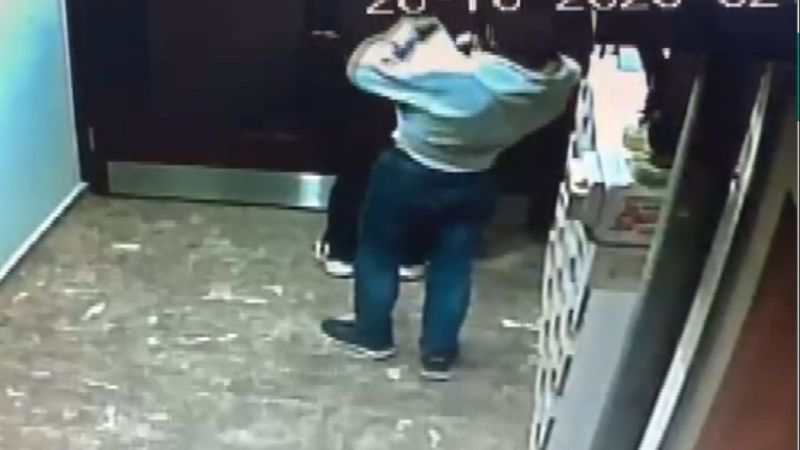 Kağıthane'de çaldıkları ayakkabıları kazaklarının altına soktular