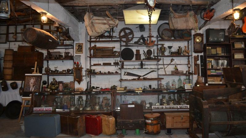 Samsun'da atalarından kalan tarihi eşyalarla müze yaptı