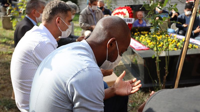 Eddie Newton, Kadir Özcan'ın mezarı başında dua etti