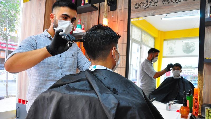 Manisa'da bir berber, şehit ailelerini ücretsiz tıraş ediyor