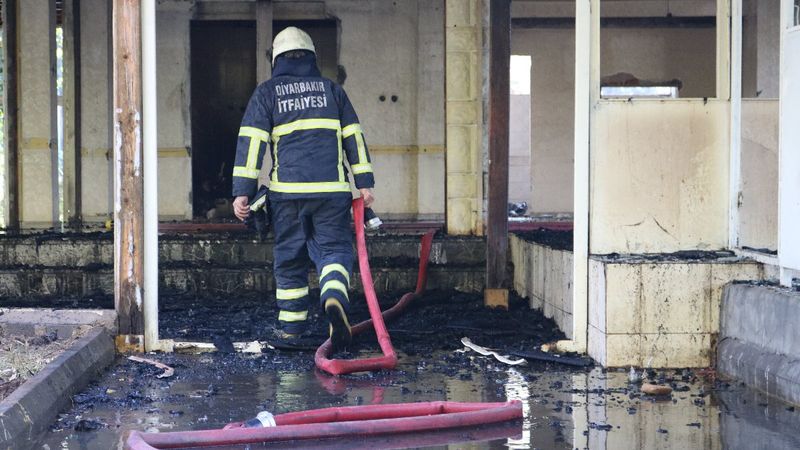 Diyarbakır'da gelişigüzel attıkları izmarit, yangın çıkardı